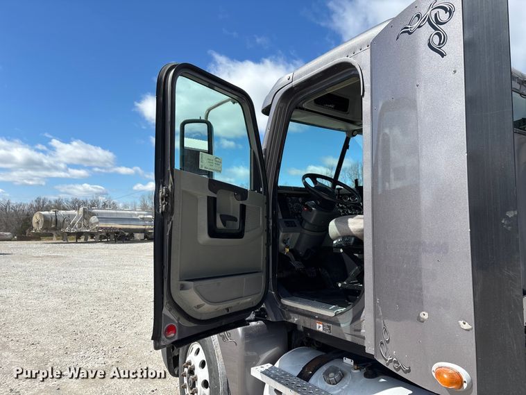 image for item DT0092 2014 Freightliner Columbia glider kit semi truck