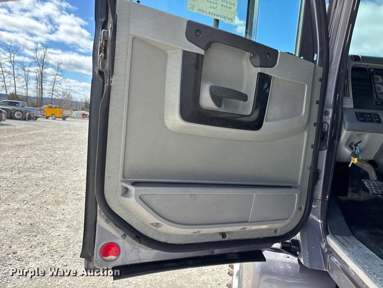 image for item DT0092 2014 Freightliner Columbia glider kit semi truck