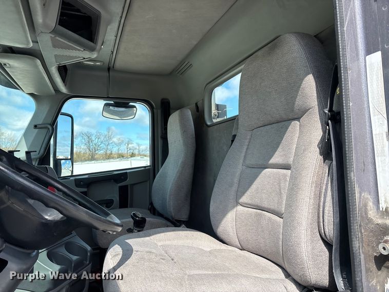 image for item DT0092 2014 Freightliner Columbia glider kit semi truck