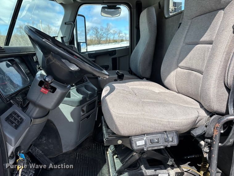 image for item DT0092 2014 Freightliner Columbia glider kit semi truck