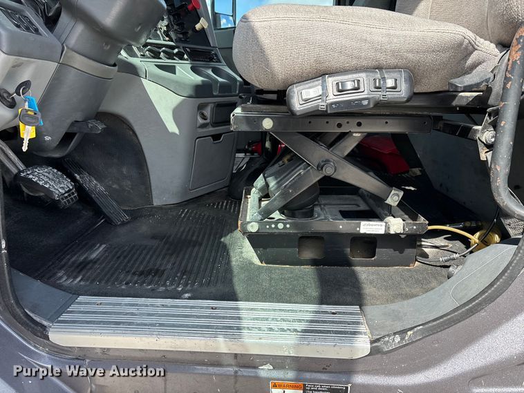 image for item DT0092 2014 Freightliner Columbia glider kit semi truck