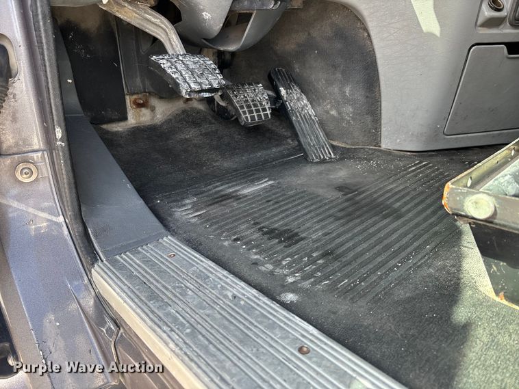 image for item DT0092 2014 Freightliner Columbia glider kit semi truck