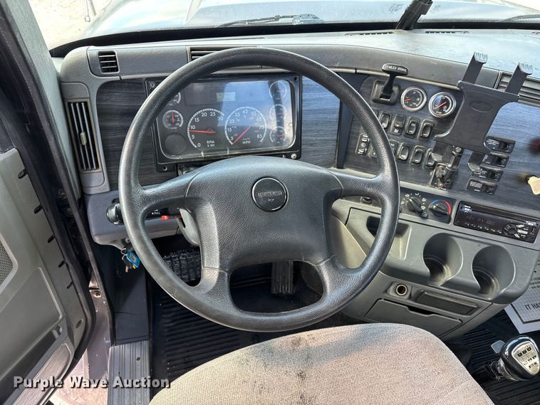 image for item DT0092 2014 Freightliner Columbia glider kit semi truck