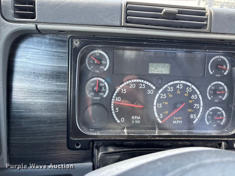 image for item DT0092 2014 Freightliner Columbia glider kit semi truck