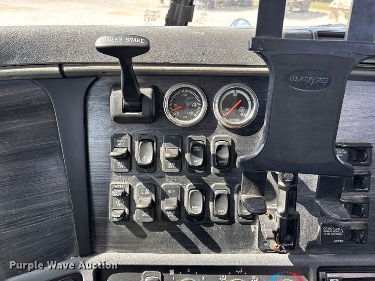 image for item DT0092 2014 Freightliner Columbia glider kit semi truck