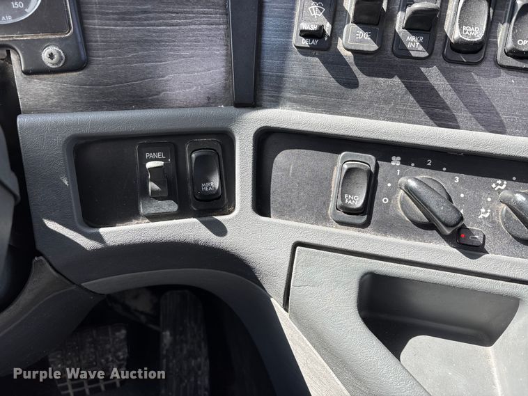 image for item DT0092 2014 Freightliner Columbia glider kit semi truck