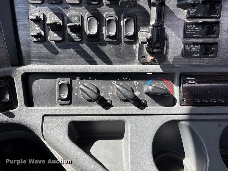 image for item DT0092 2014 Freightliner Columbia glider kit semi truck