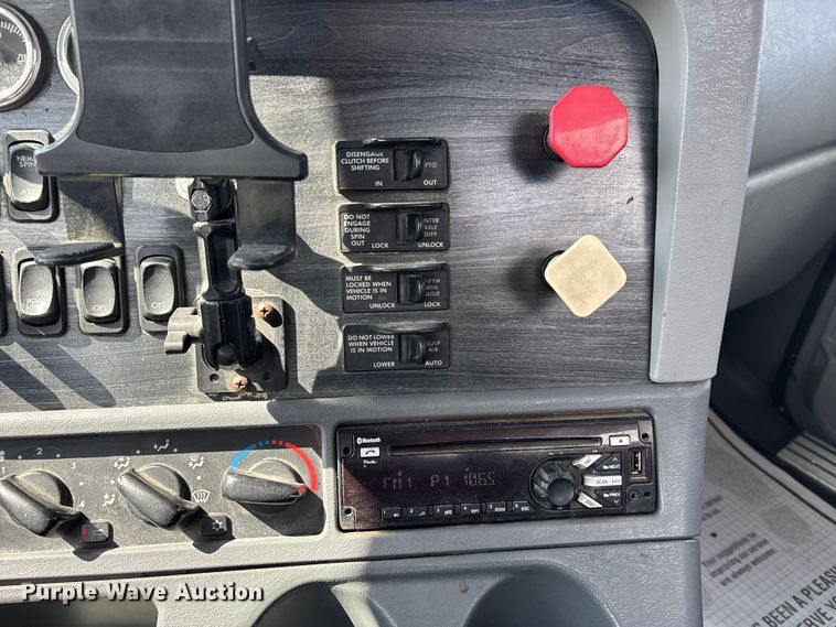 image for item DT0092 2014 Freightliner Columbia glider kit semi truck