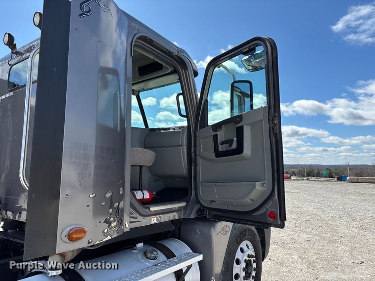 image for item DT0092 2014 Freightliner Columbia glider kit semi truck