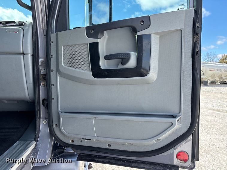 image for item DT0092 2014 Freightliner Columbia glider kit semi truck