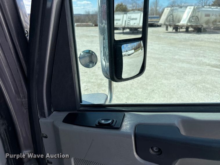 image for item DT0092 2014 Freightliner Columbia glider kit semi truck