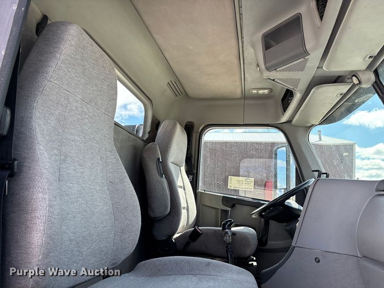 image for item DT0092 2014 Freightliner Columbia glider kit semi truck