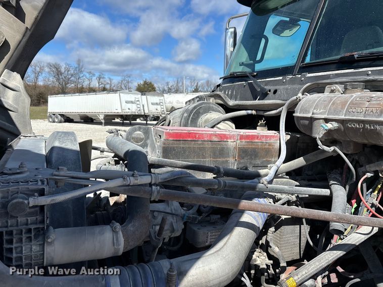 image for item DT0092 2014 Freightliner Columbia glider kit semi truck