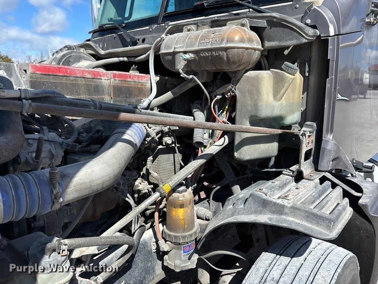 image for item DT0092 2014 Freightliner Columbia glider kit semi truck