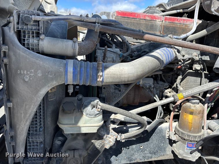 image for item DT0092 2014 Freightliner Columbia glider kit semi truck