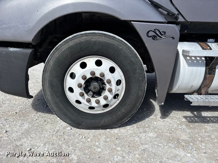 image for item DT0092 2014 Freightliner Columbia glider kit semi truck