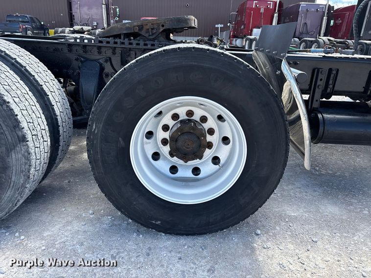 image for item DT0092 2014 Freightliner Columbia glider kit semi truck