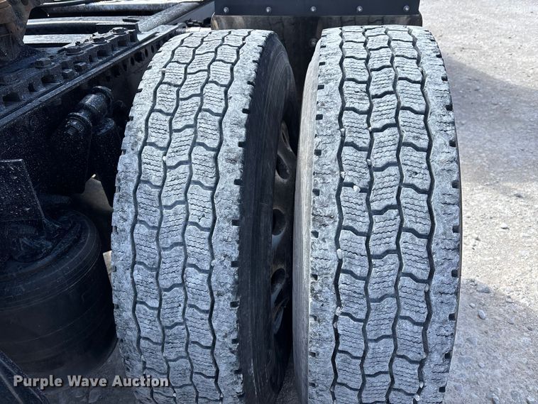 image for item DT0092 2014 Freightliner Columbia glider kit semi truck