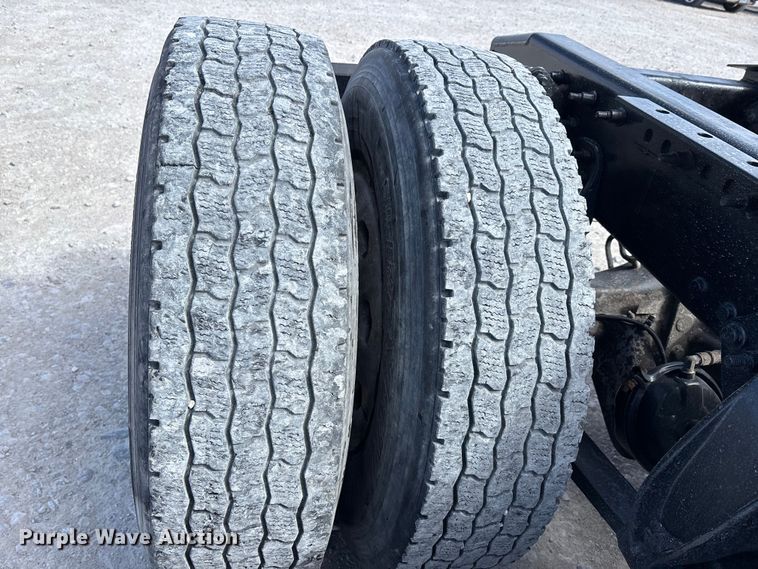 image for item DT0092 2014 Freightliner Columbia glider kit semi truck