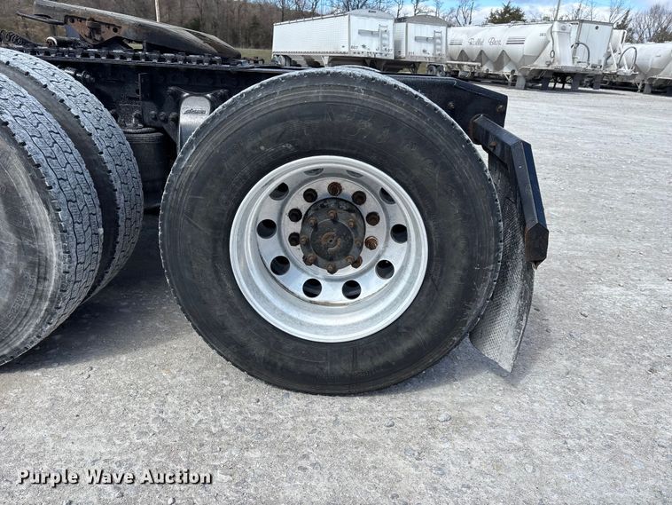 image for item DT0092 2014 Freightliner Columbia glider kit semi truck