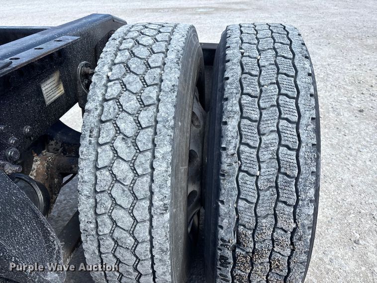 image for item DT0092 2014 Freightliner Columbia glider kit semi truck