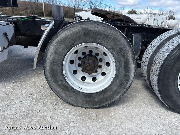 image for item DT0092 2014 Freightliner Columbia glider kit semi truck