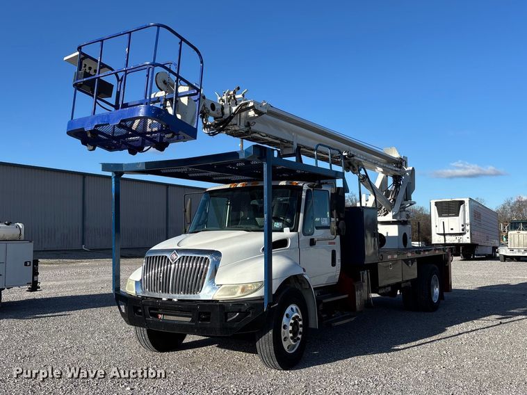 image for item DT0093 2004 International 4300 bucket truck