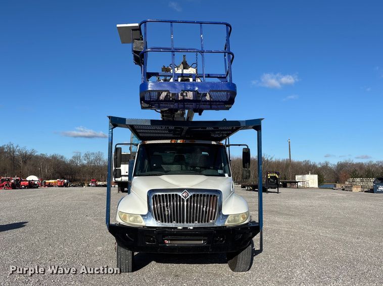 image for item DT0093 2004 International 4300 bucket truck