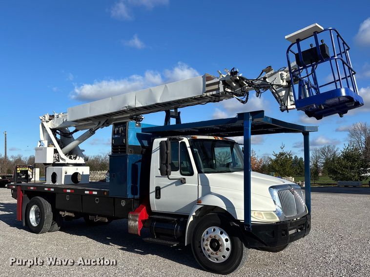 image for item DT0093 2004 International 4300 bucket truck