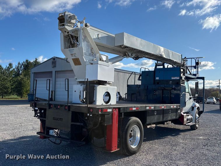 image for item DT0093 2004 International 4300 bucket truck