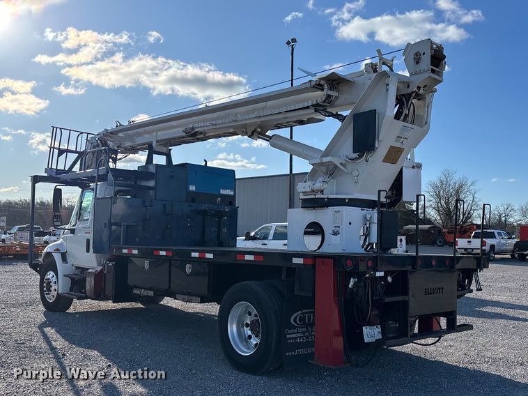 image for item DT0093 2004 International 4300 bucket truck