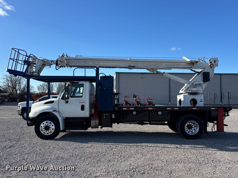image for item DT0093 2004 International 4300 bucket truck