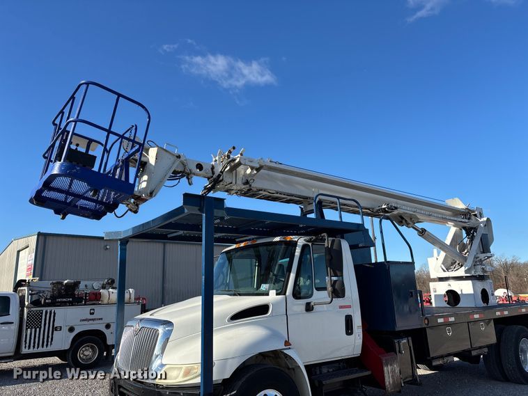 image for item DT0093 2004 International 4300 bucket truck