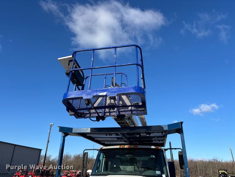 image for item DT0093 2004 International 4300 bucket truck
