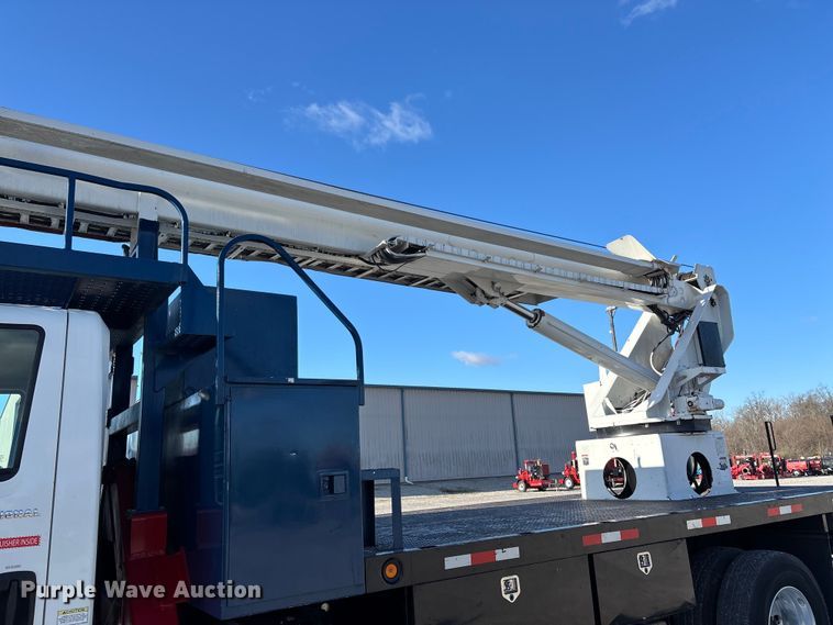 image for item DT0093 2004 International 4300 bucket truck