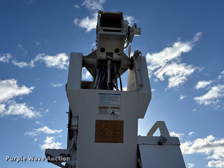 image for item DT0093 2004 International 4300 bucket truck