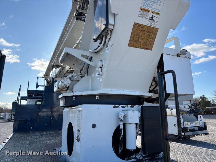 image for item DT0093 2004 International 4300 bucket truck