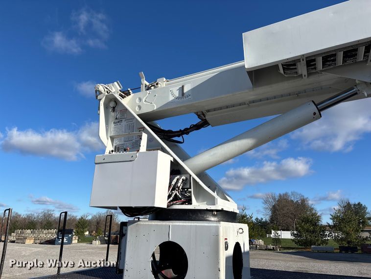 image for item DT0093 2004 International 4300 bucket truck