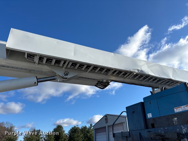 image for item DT0093 2004 International 4300 bucket truck