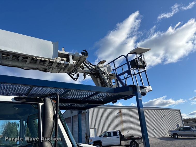 image for item DT0093 2004 International 4300 bucket truck