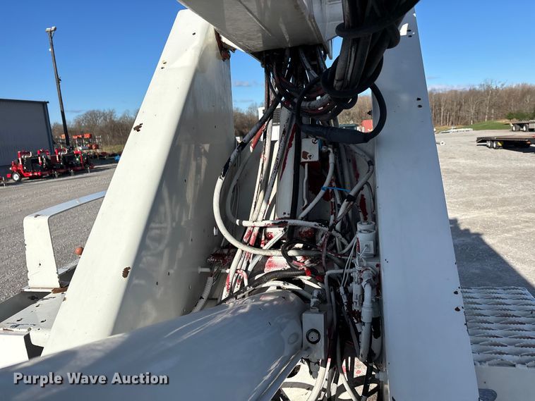 image for item DT0093 2004 International 4300 bucket truck