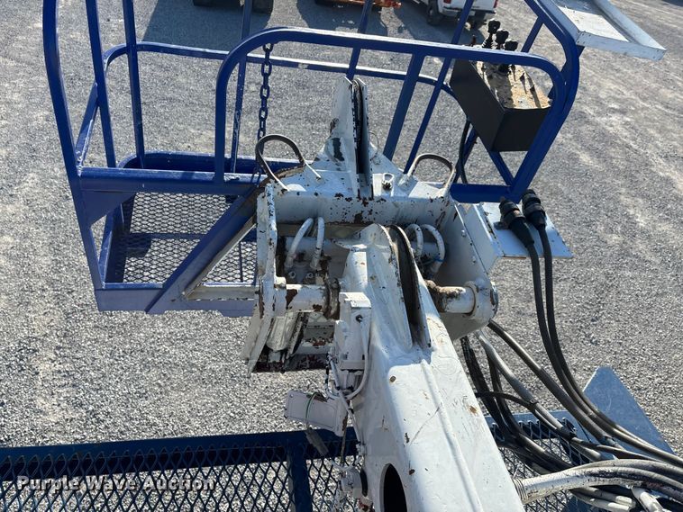 image for item DT0093 2004 International 4300 bucket truck