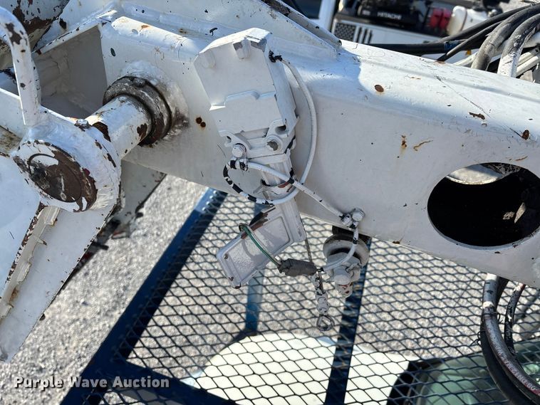 image for item DT0093 2004 International 4300 bucket truck