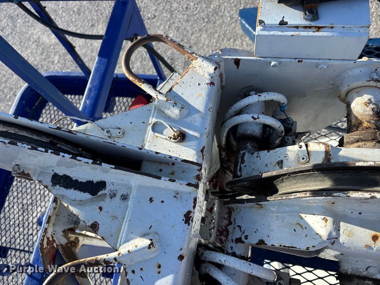 image for item DT0093 2004 International 4300 bucket truck