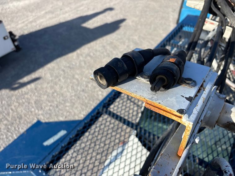 image for item DT0093 2004 International 4300 bucket truck