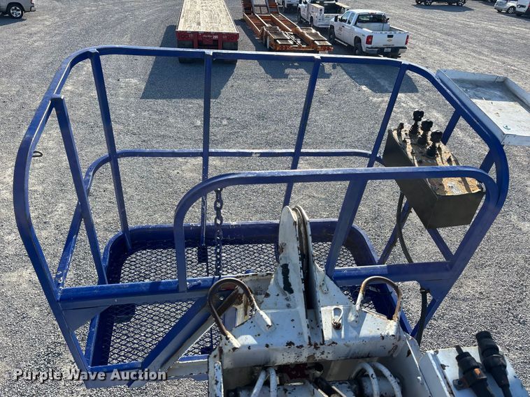 image for item DT0093 2004 International 4300 bucket truck