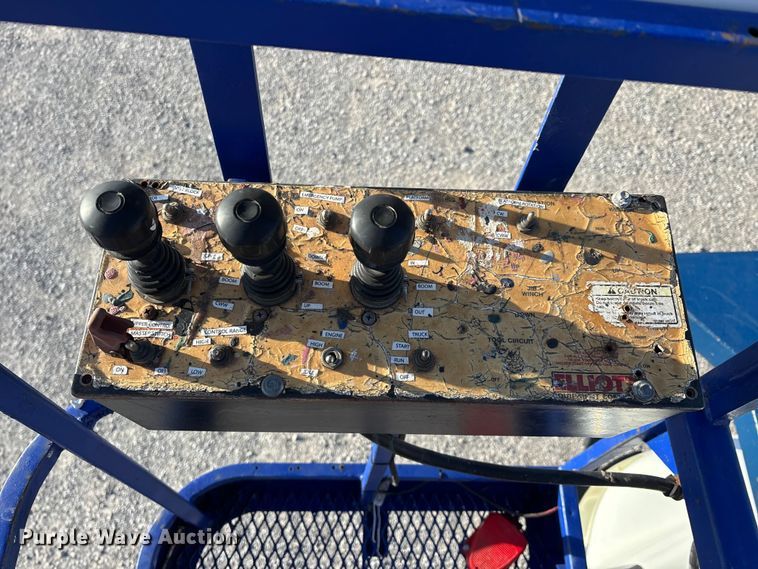 image for item DT0093 2004 International 4300 bucket truck