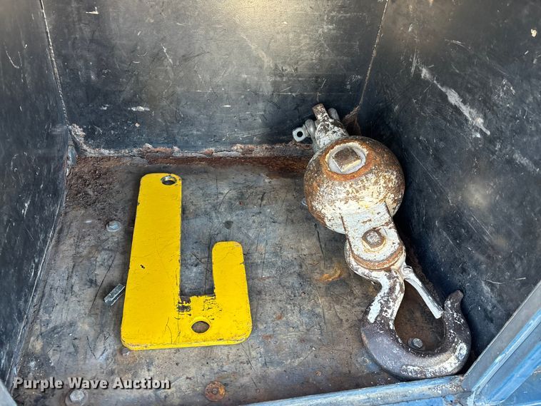 image for item DT0093 2004 International 4300 bucket truck