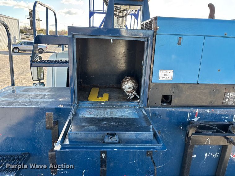 image for item DT0093 2004 International 4300 bucket truck