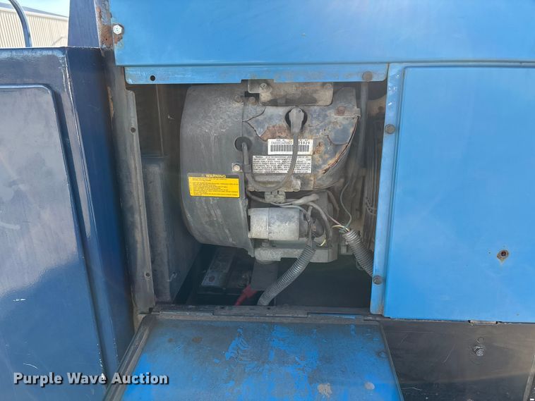 image for item DT0093 2004 International 4300 bucket truck